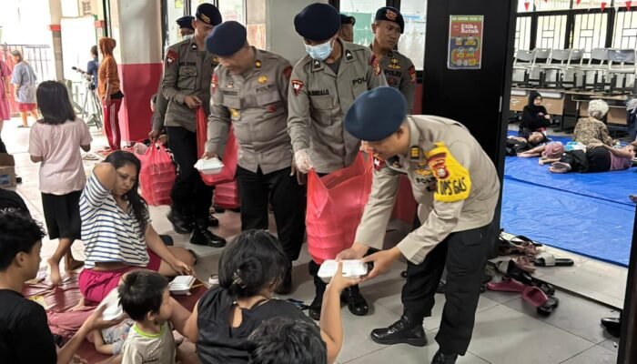 Brimob Gelar Dapur Lapangan di Kampung Melayu, Bantu Warga Terdampak Banjir