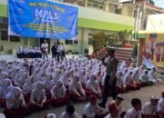 Operasi Patuh Semeru 2025, Polres Mojokerto Edukasi Pelajar Tertib Lalin dan Berbagi Helm Gratis