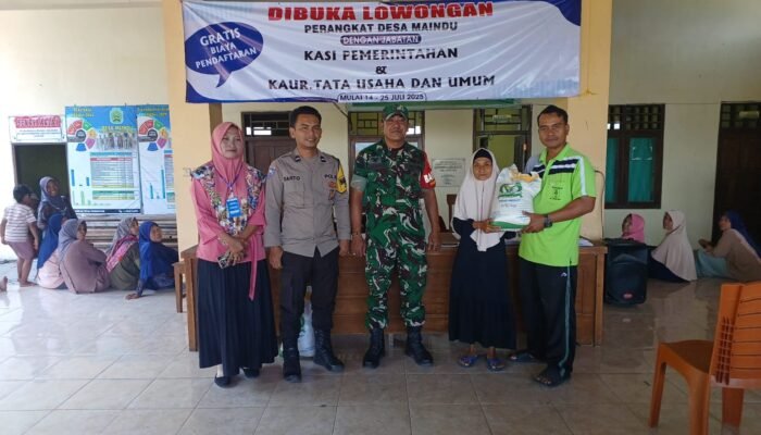 TNI Dan Rakyat Bersatu Babinsa Kawal Penyaluran Bantuan Pangan Agar Tepat Sasaran