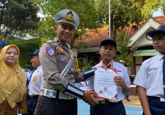 Tumbuhkan Disiplin Sejak Dini, Satlantas Polres Lamongan Gelar Sosialisasi Operasi Patuh Semeru 2025 Di SMPN 1 Lamongan