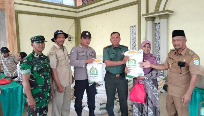 Bantuan Pangan Disalurkan Di Desa Wanar: Kolaborasi TNI-Polri Untuk Rakyat Yang Lebih Sejahtera