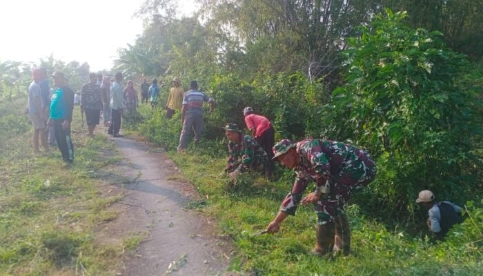 Sinergi TNI Dan Warga, Babinsa Koramil Karanggeneng Gelar Karya Bakti Untuk Lingkungan Bersih Di Desa Tracal