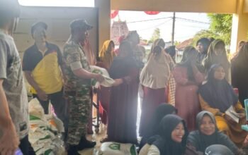 Babinsa Kodim Aktif Dampingi Penyaluran Bantuan Pangan, Wujud Nyata Kepedulian TNI Untuk Rakyat