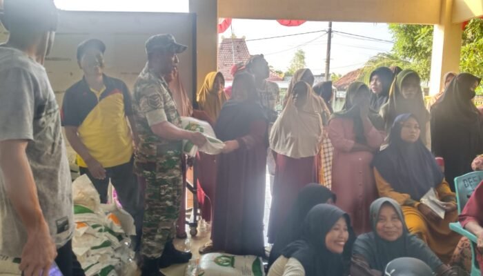 Babinsa Kodim Aktif Dampingi Penyaluran Bantuan Pangan, Wujud Nyata Kepedulian TNI Untuk Rakyat