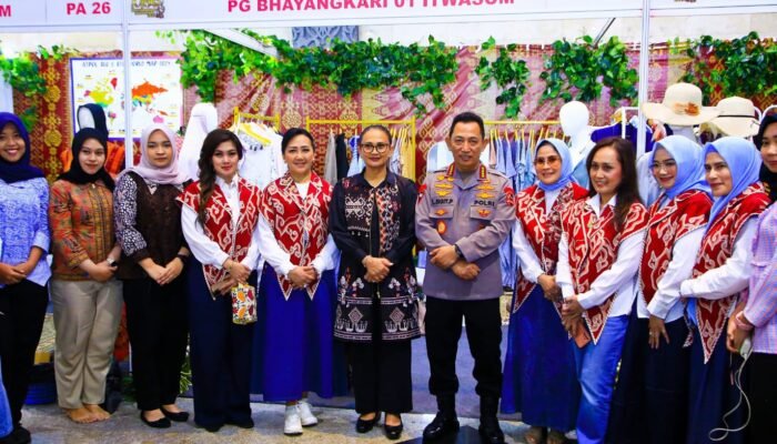 Kapolri Tinjau Bazar Kreasi Bhayangkari Nusantara 2025, Dorong Pertumbuhan UMKM