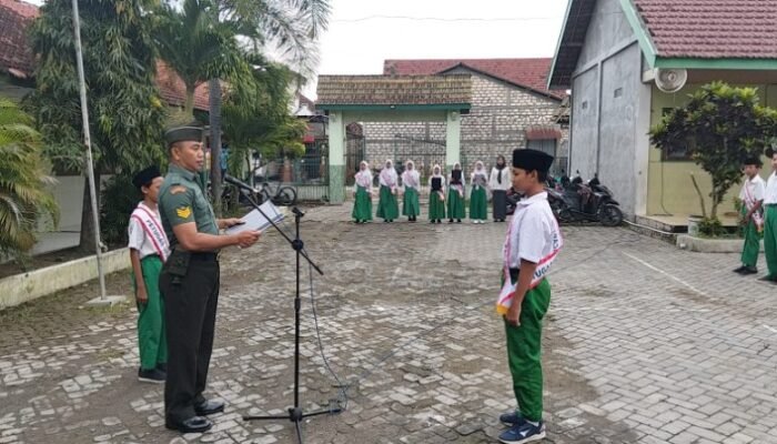 Senin Berkibar Di Lamongan Babinsa Tanamkan Semangat Cinta Tanah Air Sejak Dini