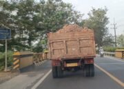 Truk Galian C Ngawur di Gayam Bojonegoro, Pengendara Nyaris Celaka