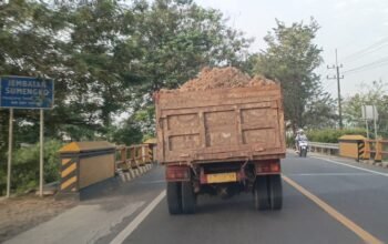 Truk Galian C Ngawur di Gayam Bojonegoro, Pengendara Nyaris Celaka