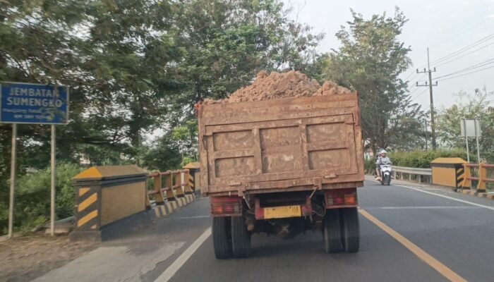 Truk Galian C Ngawur di Gayam Bojonegoro, Pengendara Nyaris Celaka