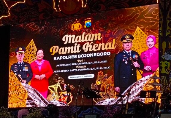 Momen Mengharukan Pisah Sambut Kapolres Bojonegoro