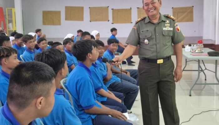 Menanamkan Cinta Negeri Sejak Dini Danramil Kota Lamongan Beri Wawasan Kebangsaan di SMP SACI