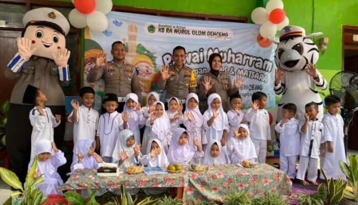Polres Lamongan Ajak Anak-anak Mengenal Dunia Lalu Lintas Lewat Polsanak Di KB RA Nurul Ulum Tikung
