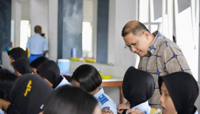 Investasi Bangsa, Aries Agung Paewai Tinjau Program Makan Siang Gratis