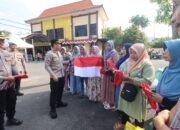 Polres Bojonegoro Bagikan Bendera Merah Putih Jelang HUT ke-80 RI