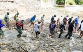 Bersama Warga, Satgas TMMD 125 Bojonegoro Kebut Pengerjaan Rehabilitasi Check Dam