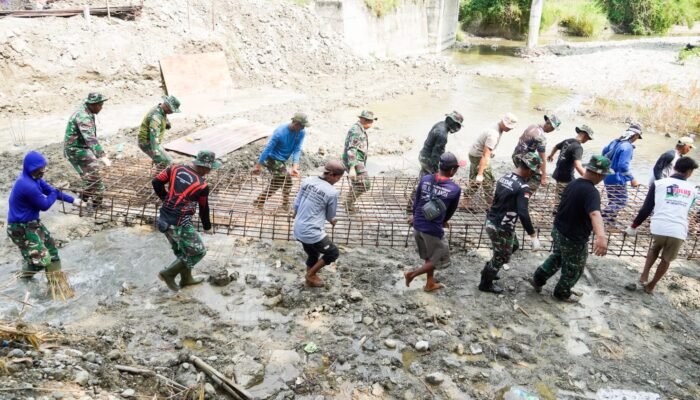 Bersama Warga, Satgas TMMD 125 Bojonegoro Kebut Pengerjaan Rehabilitasi Check Dam