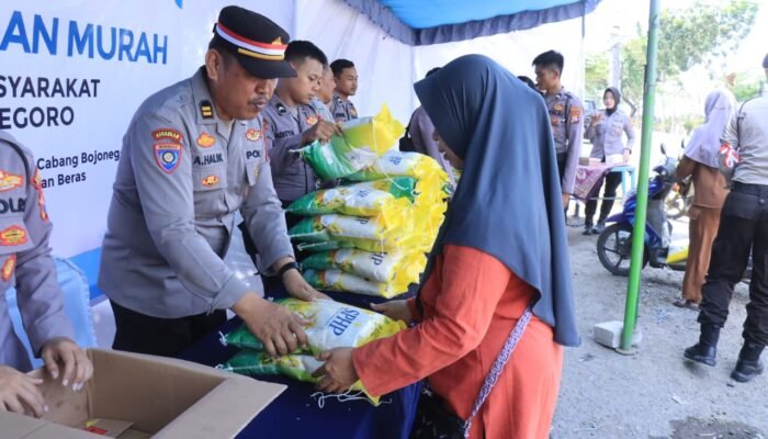 Polres dan Bulog Bojonegoro Gelar Gerakan Pangan Murah di Padangan