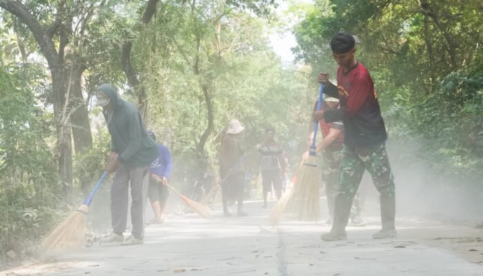 Jelang Penutupan, Warga Soko dan Satgas TMMD 125 Bojonegoro Laksanakan kerja Bakti