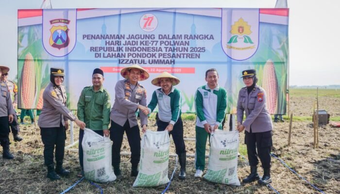 Peringati Hari Jadi Ke-77, Polwan Polres Bojonegoro Tanam Jagung Dukung Ketahanan Pangan