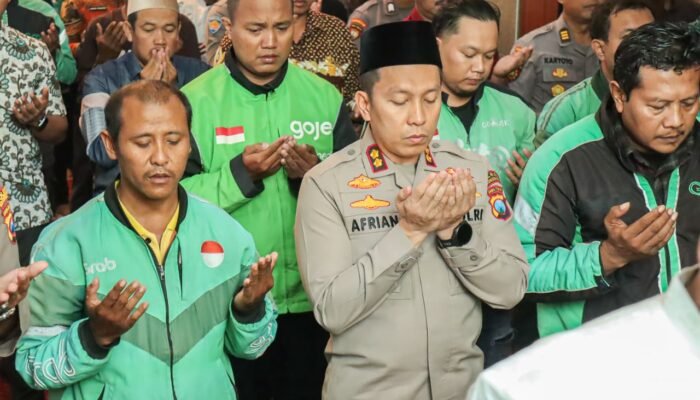Polres Bojonegoro dan Komunitas Ojol Gelar Sholat Gaib Untuk Afan Kurniawan
