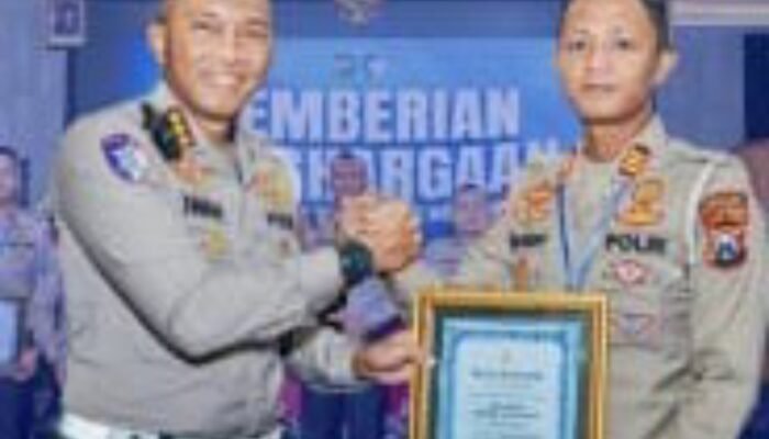 Kasat Lantas Polres Kediri Kota Terima Penghargaan dari Dirlantas Polda Jatim