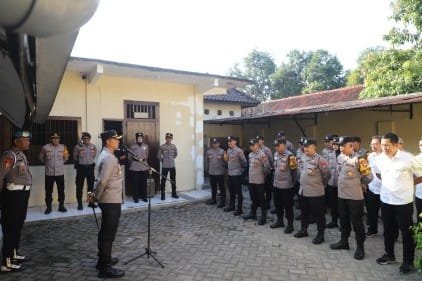 Kapolres Kediri Pimpin Apel Pagi di Polsek Pare
