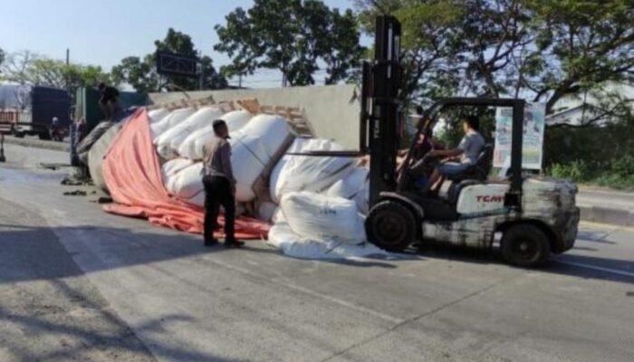 Truk Tronton Bermuatan Tepung Terguling di Lamongan, Sopir Diduga Mengantuk