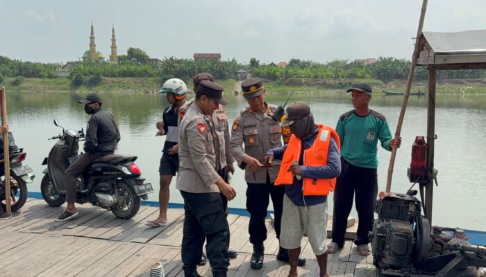 Peduli Keselamatan Polsek Maduran Salurkan Pelampung Ke Operator Tambangan Bengawan Solo