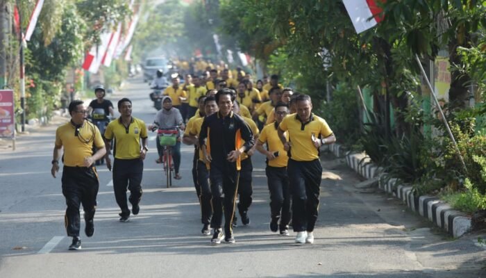 Polres Lamongan Hidupkan Semangat Kebersamaan Lewat Jalan Sehat
