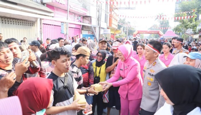 HUT RI ke-80 di Kota Kediri, Kapolres dan Walikota Turun ke Jalan Tinjau Pangan Murah