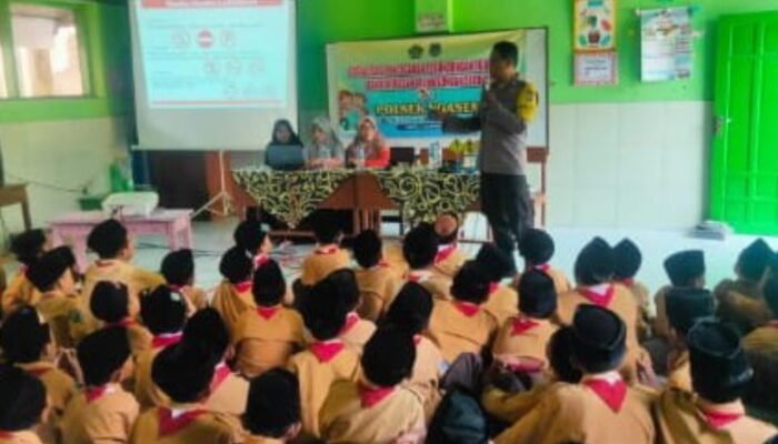 Anggota Polsek Ngasem Beri Penyuluhan ke Sekolah