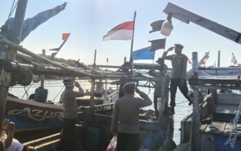 Semarak Merah Putih Di Laut Brondong Satpolairud Polres Lamongan Bagikan Bendera Untuk Nelayan
