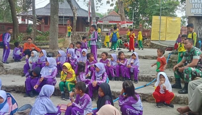 Menelusuri Jejak Sejarah, Menanam Jiwa Ksatria Babinsa Koramil Ngimbang Dampingi Outing Class SDN 3 Sendangrejo