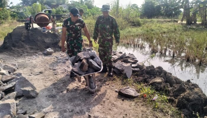 Babinsa Koramil Sarirejo Lamongan dan Warga Gotong-royong Bangun Plensengan