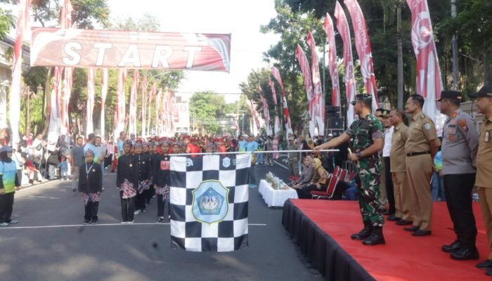 Meriahkan HUT Ke-80 RI, Dandim Lamongan Bersama Forkopimda Lamongan Lepas Lomba Gerak Jalan SD/MI
