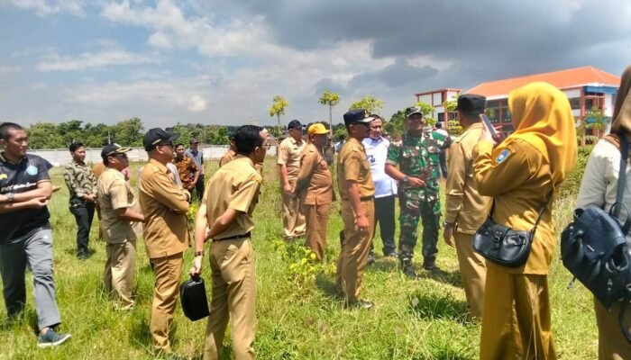 Pj Danramil Brondong Dampingi Sekda Lamongan Tinjau Kesiapan Lokasi Kunjungan Presiden RI