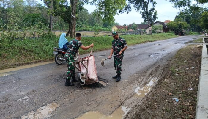 Sinergi Tanpa Sekat Babinsa Koramil Laren Dan Warga Gampangsejati Gotong Royong Timbun Jalan Rusak