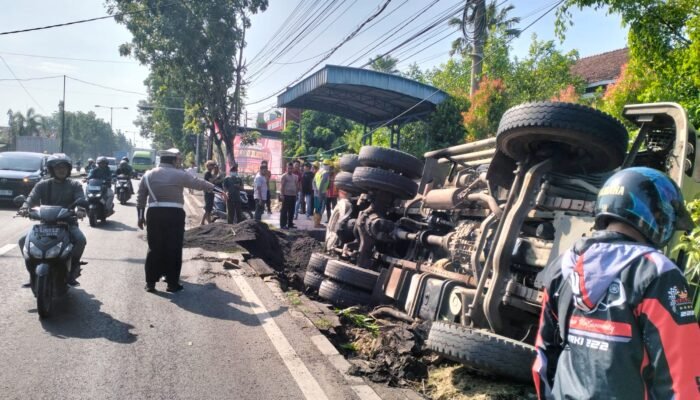 Truk Patah As Di Jalur Babat–Lamongan, Polsek Babat Gerak Cepat Atur Arus Lalu Lintas