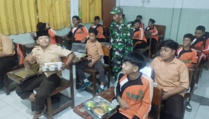 Babinsa Kodim Lamongan Aktif Dampingi Program Makan Bergizi Gratis, Wujud Nyata Kepedulian Untuk Generasi Emas Bangsa