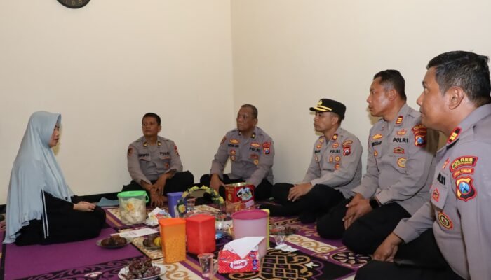 Wujud Empati Dan Penghormatan, Wakapolres Lamongan Takziah Ke Rumah Duka AIPDA Manaf
