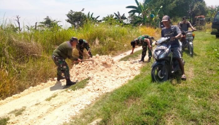 TNI Dan Warga Bersinergi, Buka Jalan Harapan Di Tengah Lahan Pertanian