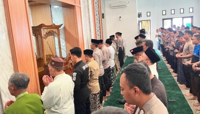Polres Kediri Gelar Sholat Gaib untuk Polisi Gugur dan Driver Ojol Korban Tragedi Demo Jakarta