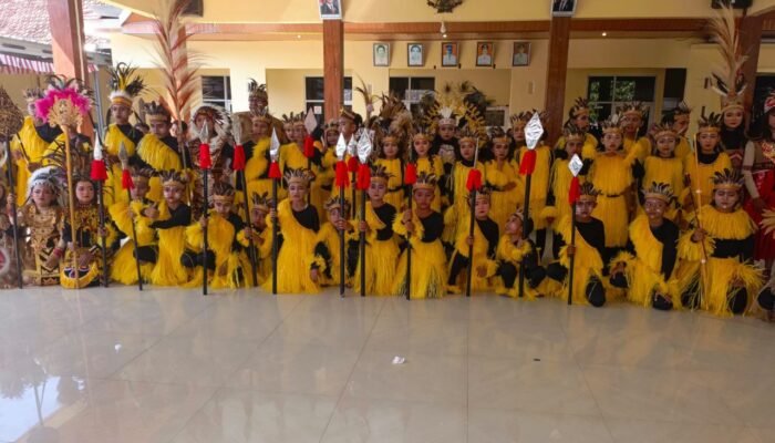 Suasana Karnaval Budaya SD/MI se- Kecamatan Kedungadem, Dari Kostum Adat Hingga Sorak Penonton