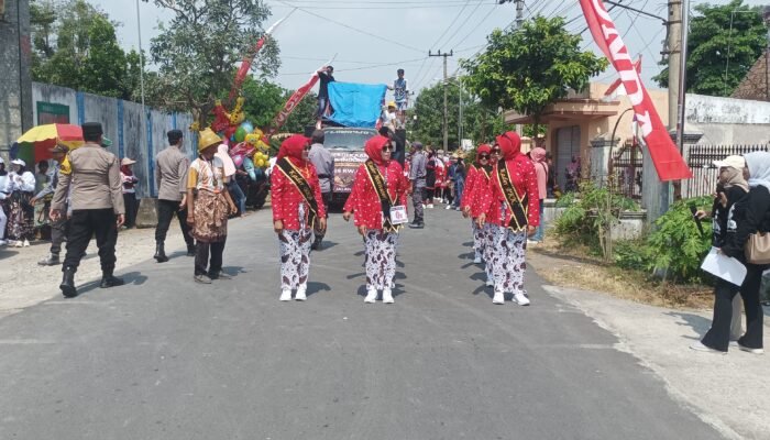 Meriah Dan Heboh, Gerak Jalan Kreasi di Desa Kedungbondo