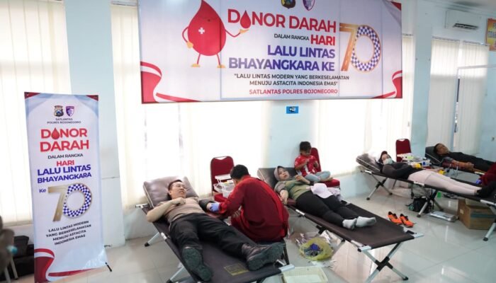Sambut Hari Lalu Lintas Bhayangkara Ke-70, Satlantas Bojonegoro Gelar Pasar Murah dan Donor Darah