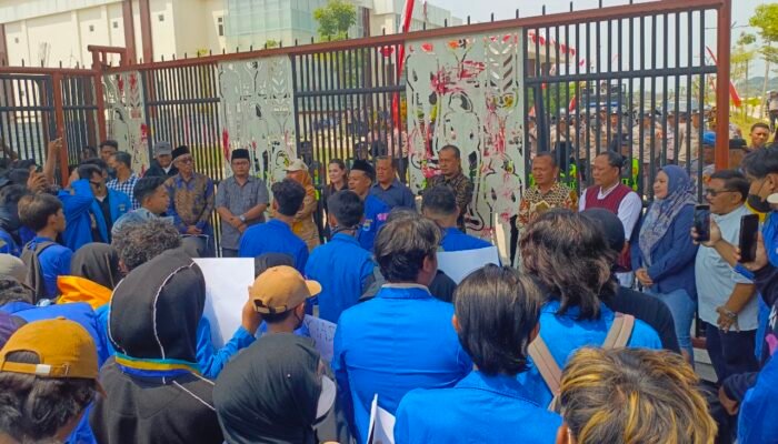 Mahasiswa Demo, DPRD Bojonegoro Akui Kekhilafan dan Minta Diawasi Publik