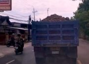 Nekat, Truk Galian C di Jalan Bojonegoro–Babat Melintas Tanpa Penutup