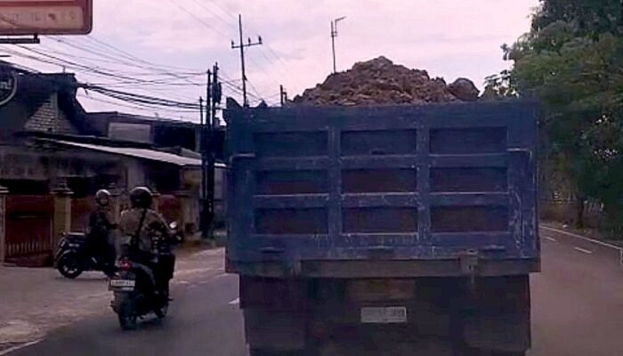Nekat, Truk Galian C di Jalan Bojonegoro–Babat Melintas Tanpa Penutup