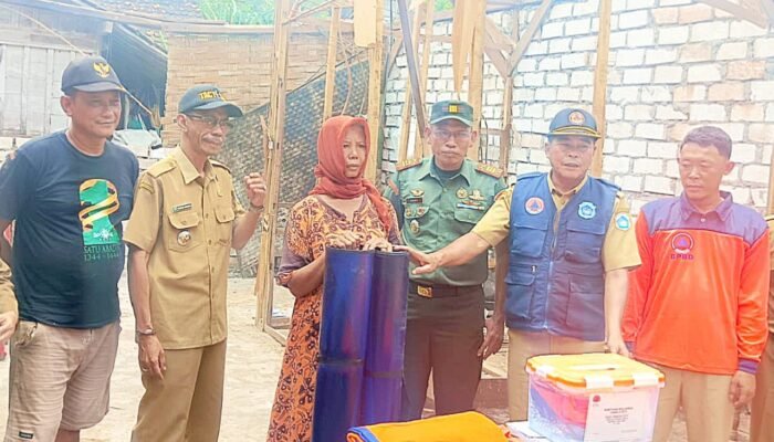 ‎Angin Kencang Hantam Dusun Petiyen, TNI-Polri Dan BPBD Lamongan Hadir Membawa Harapan