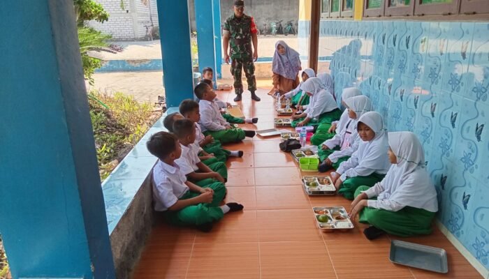 Babinsa Koramil Pucuk Terus Laksanakan Pendampingan Program Makan Bergizi Gratis